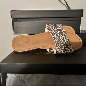 Leopard flip-flops